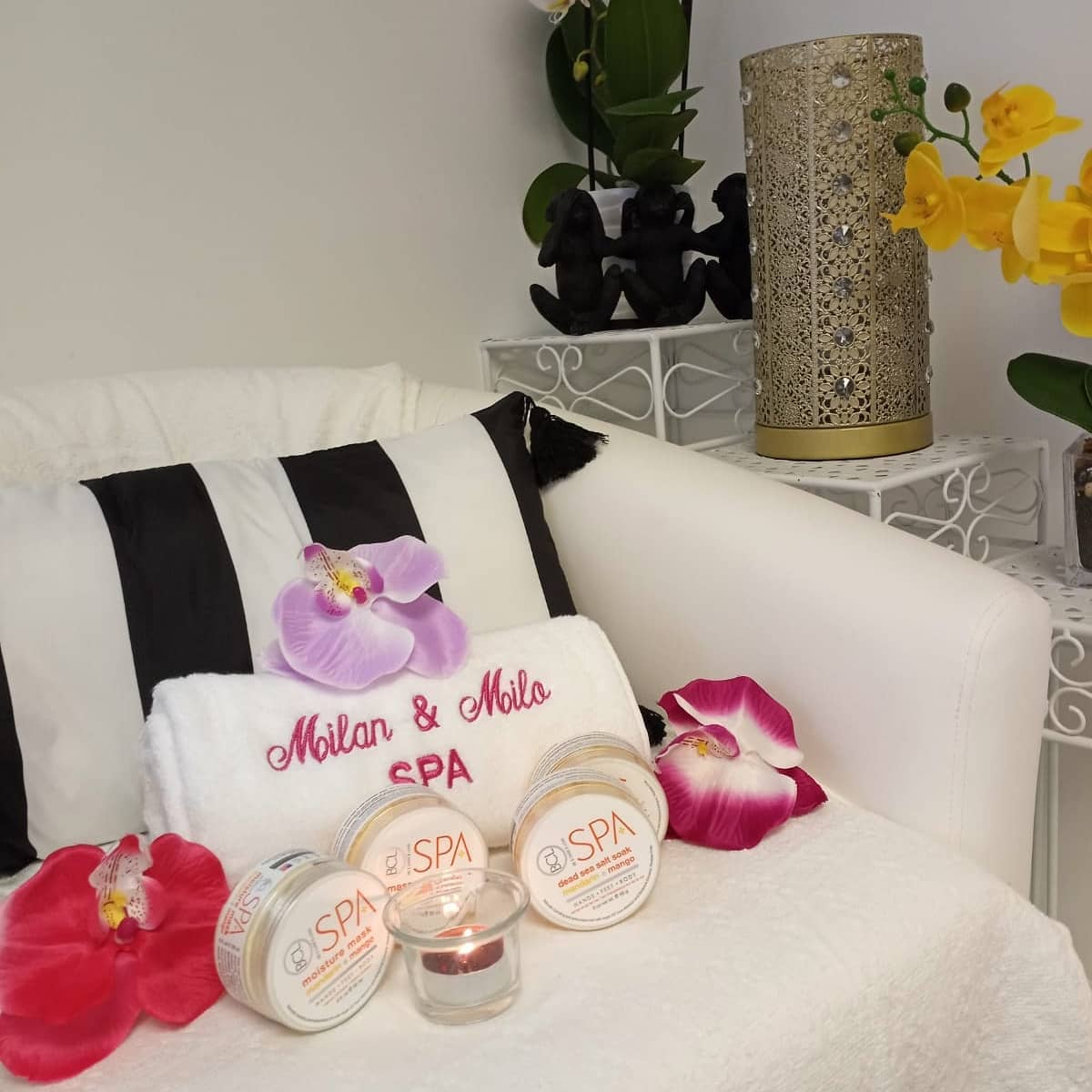 Set de toalla y cojines bordados para spa