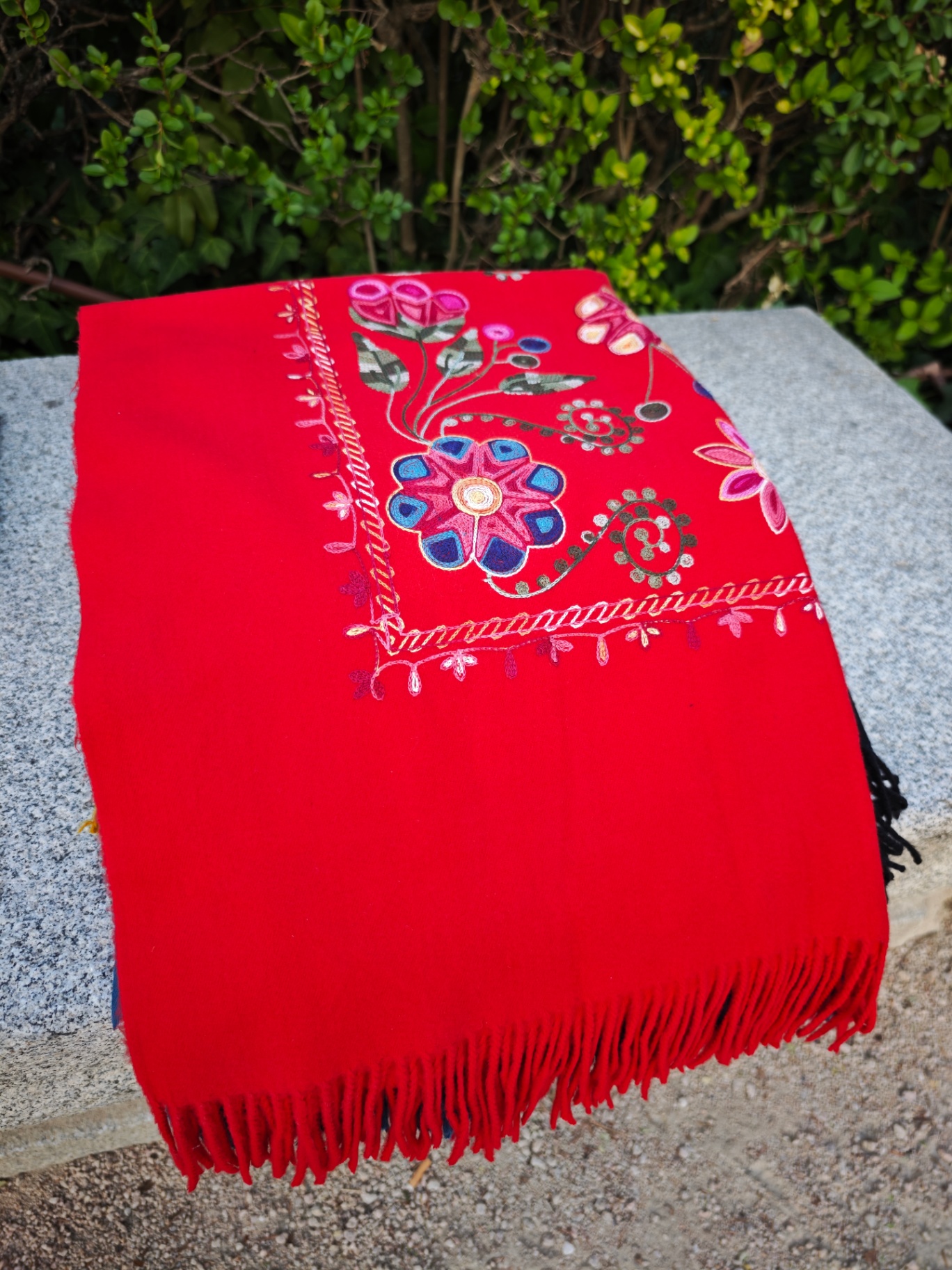 Bufanda de cashmere rojo carmín con bordado floral central en rosa, azul y dorado