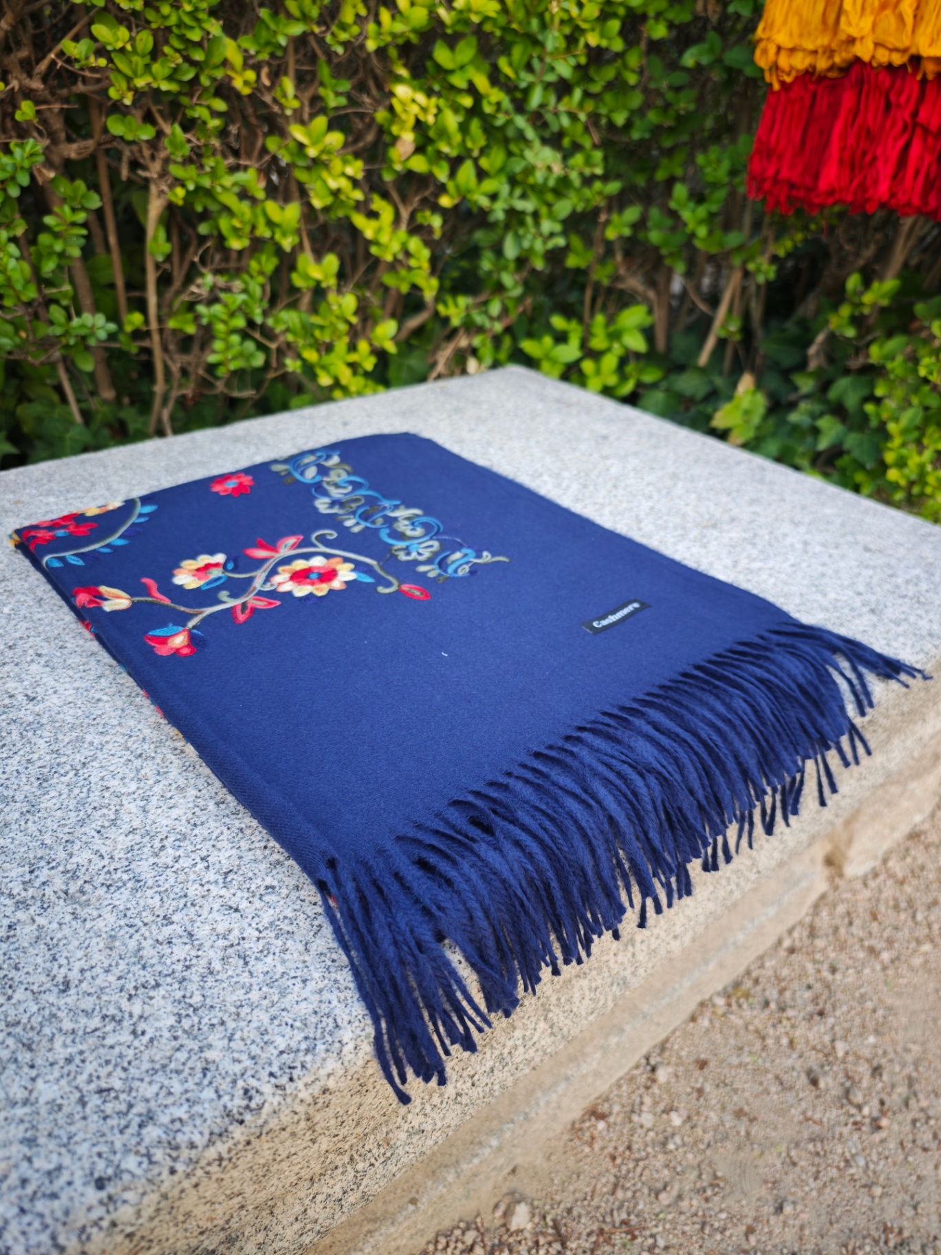 Bufanda de cashmere azul marino con ramillete bordado floral multicolor y etiqueta de cashmere
