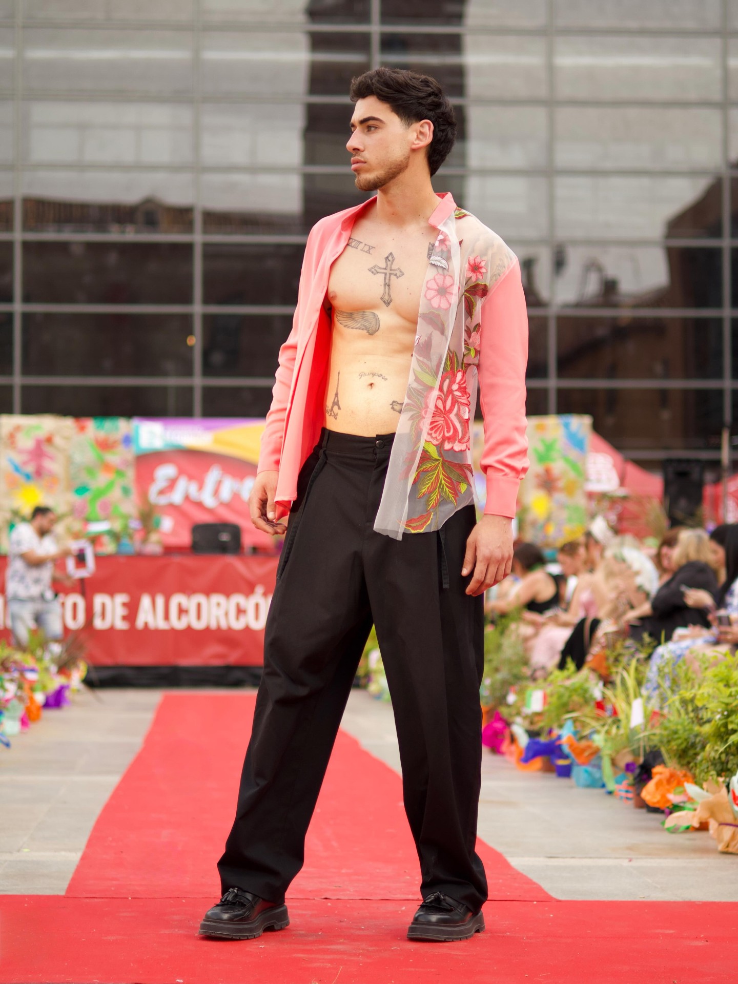 Pasarela Alcorcón — camisa rosa con panel floral bordado