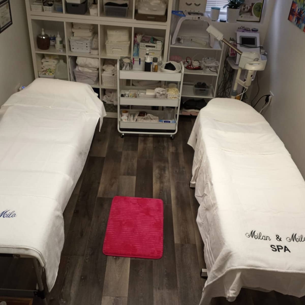 Sábanas bordadas Milan & Milo instaladas en cabinas de spa