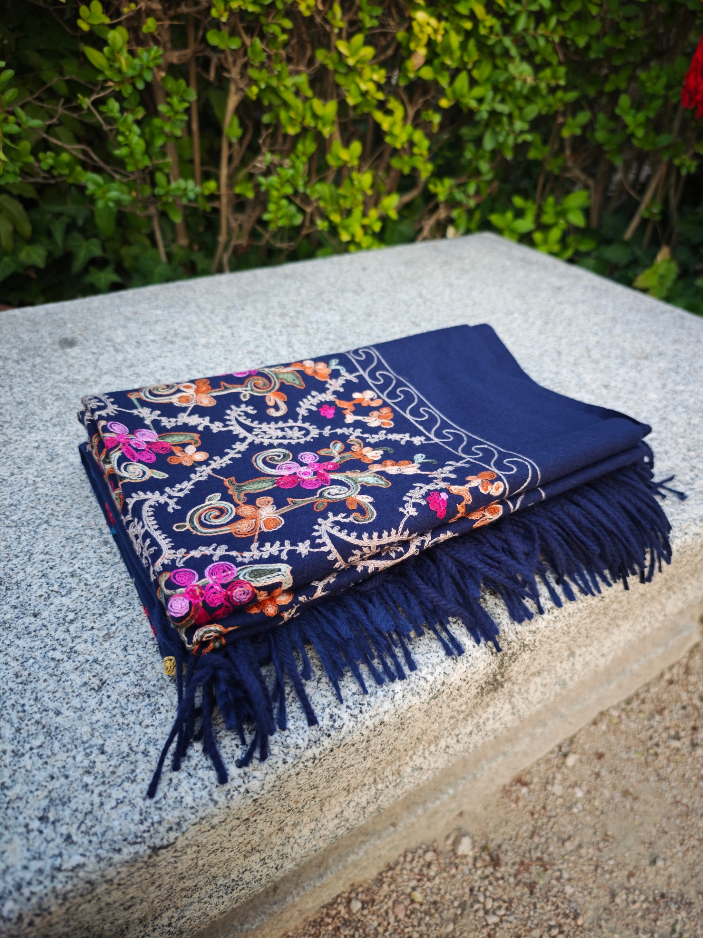 Bufanda de cashmere azul marino con bordado denso floral en rosa, naranja y verde con cenefa marfil