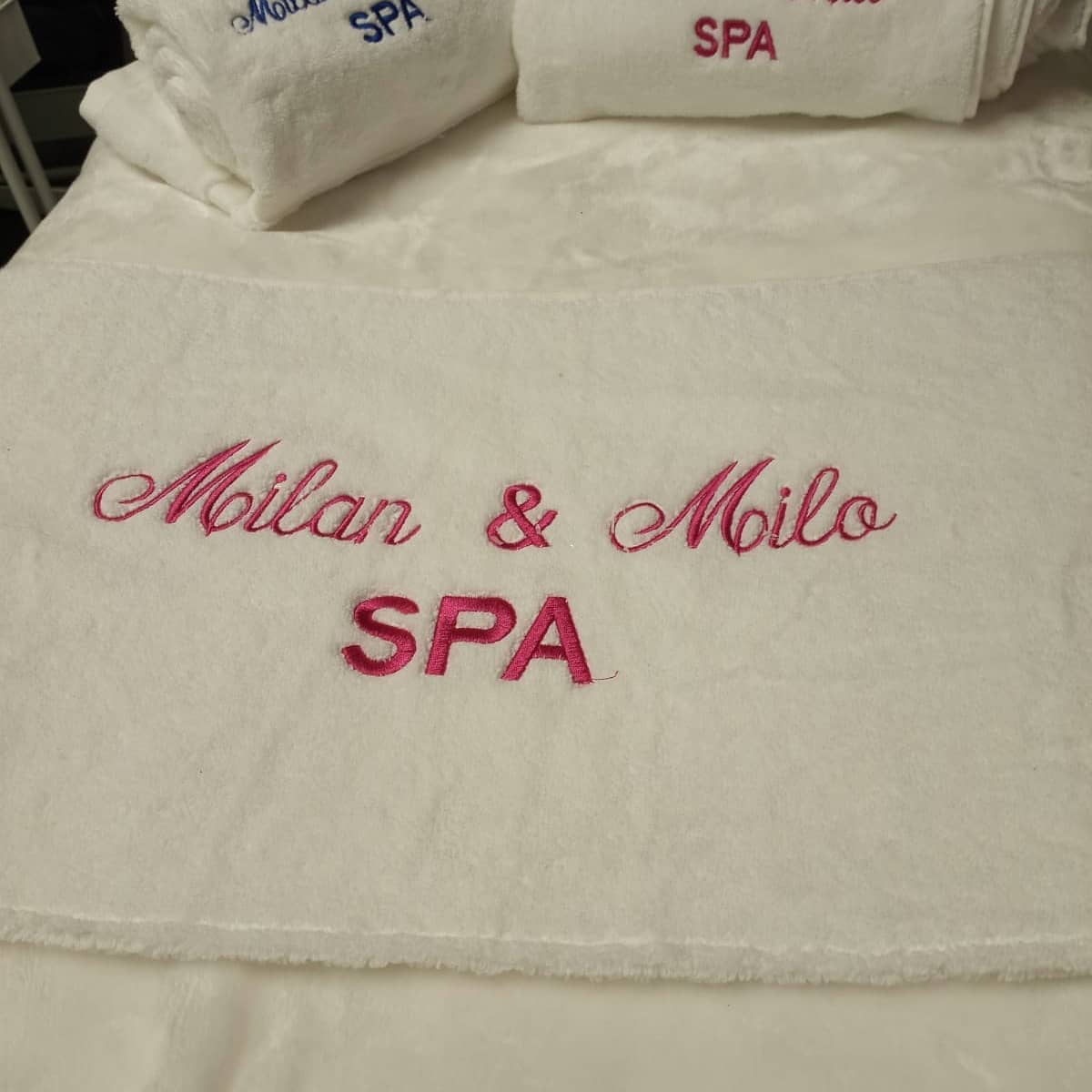 Toalla blanca con bordado personalizado Milan & Milo SPA