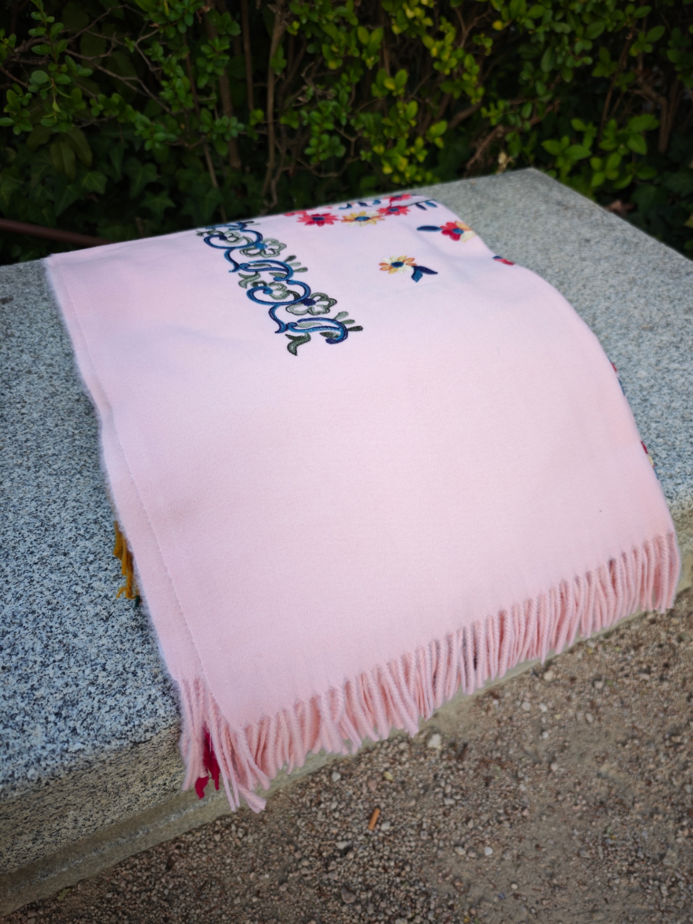 Bufanda de cashmere rosa cuarzo con bordado floral y arabescos en azul multicolor