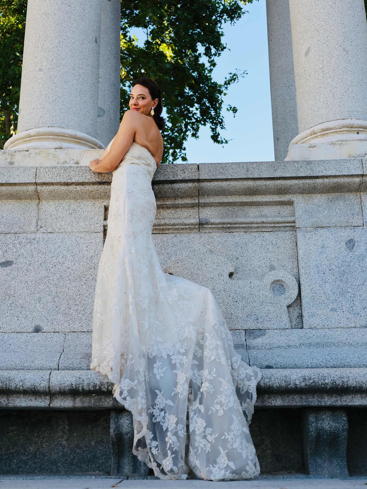 Vestido de novia a medida con cola de encaje y espalda descubierta