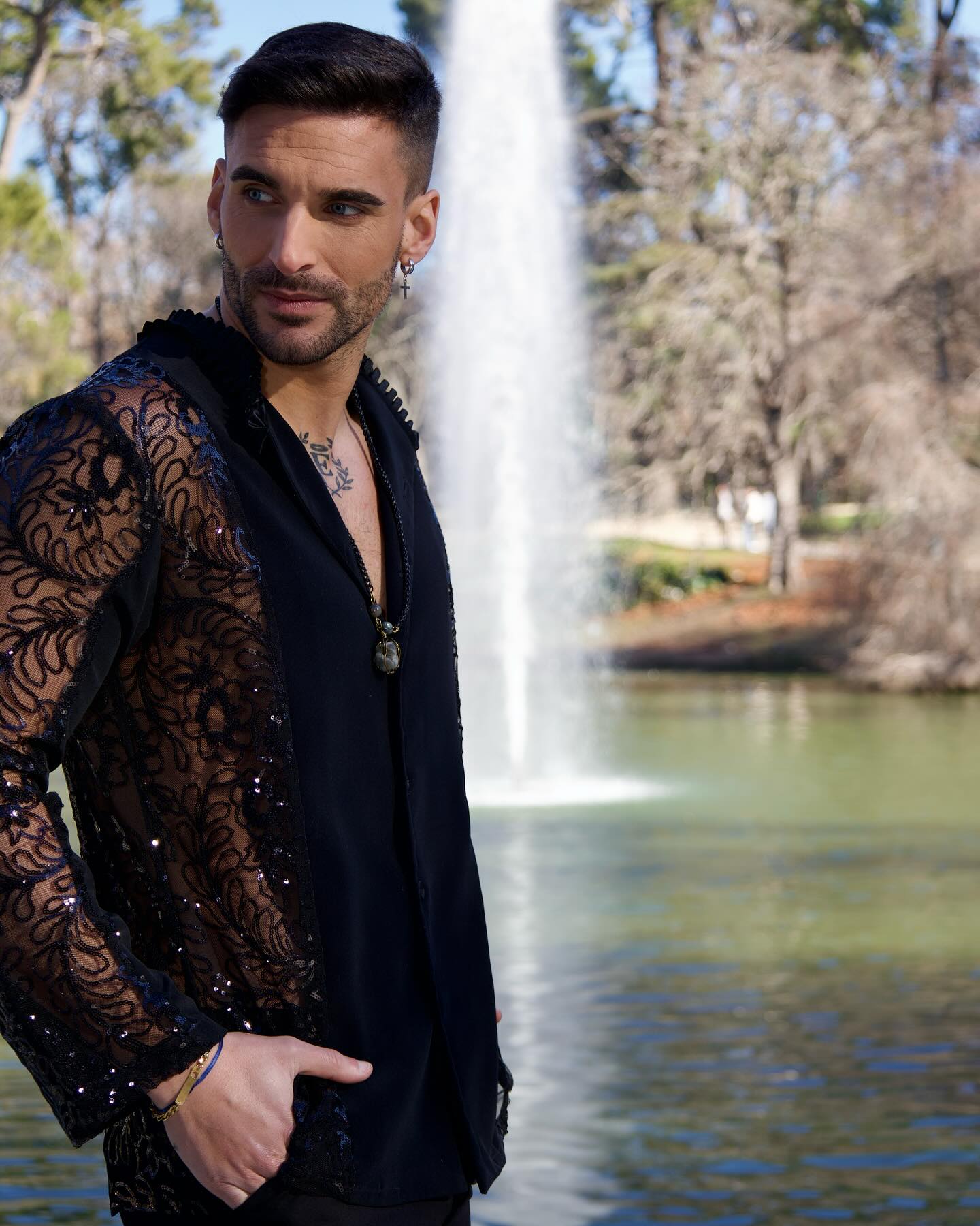 Camisa de transparencias negras — editorial de exterior