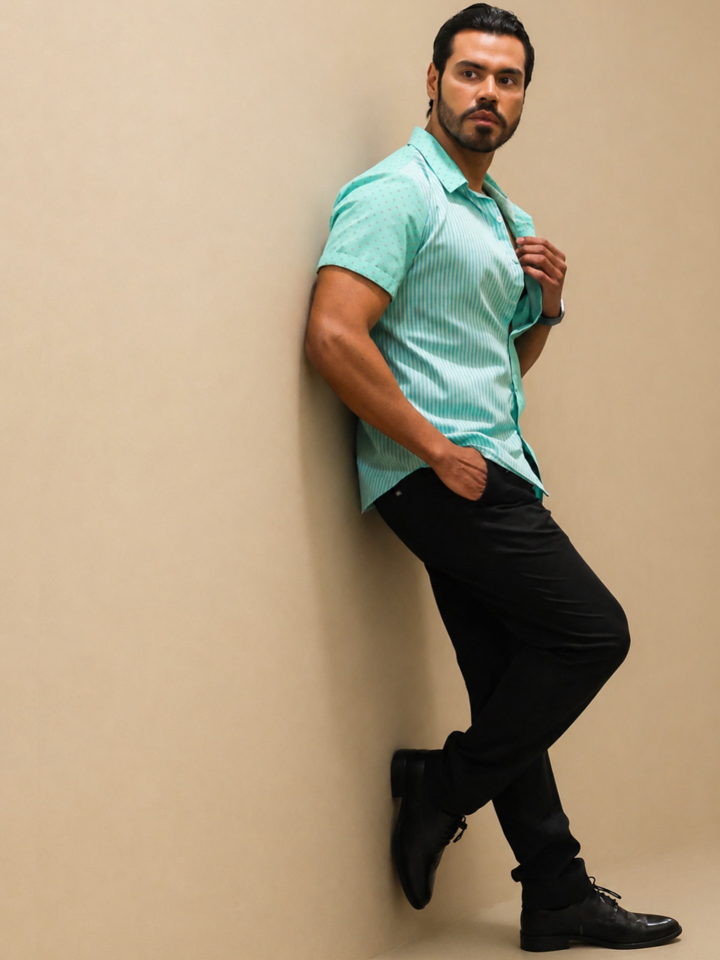Camisa aguamarina de rayas y lunares — sesión de estudio